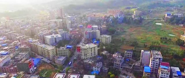 湖南邵陽縣最大的鄉(xiāng)鎮(zhèn),人口約10萬,是全國重點鎮(zhèn)之一